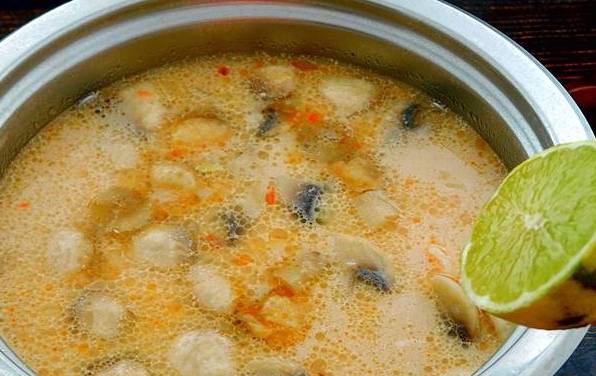 Суп том ям с курицей и грибами