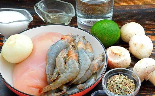 Суп том ям с курицей и грибами