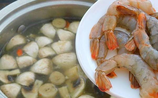 Суп том ям с курицей и грибами