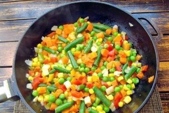 Суп с замороженными овощами и курицей