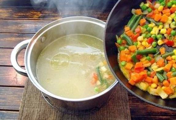 Суп с замороженными овощами и курицей
