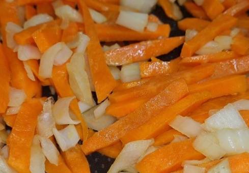 Суп рамен с курицей и яичной лапшой