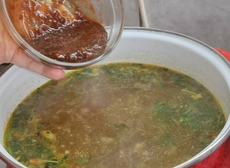 Суп рамен с курицей и яичной лапшой
