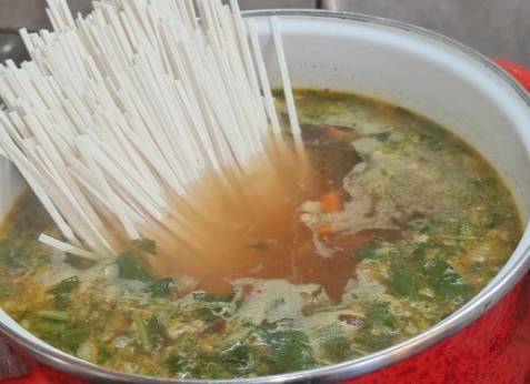 Суп рамен с курицей и яичной лапшой