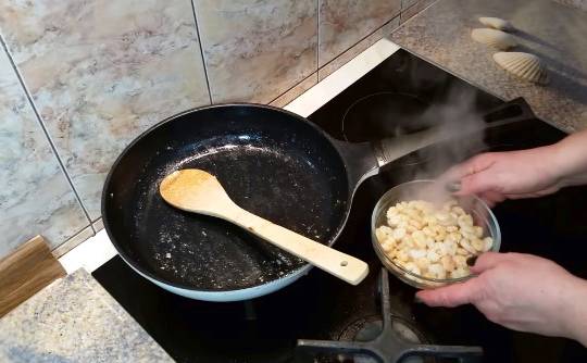 Салат «Ибица» с креветками и сыром моцарелла