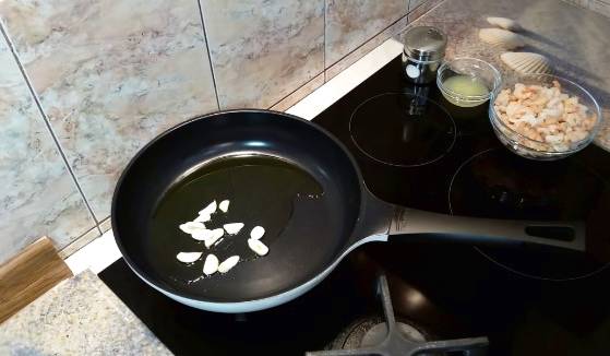 Салат «Ибица» с креветками и сыром моцарелла