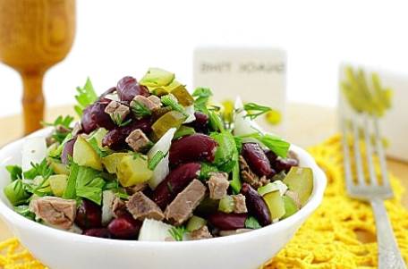 Салат «Загадка» с говядиной и солеными огурцами