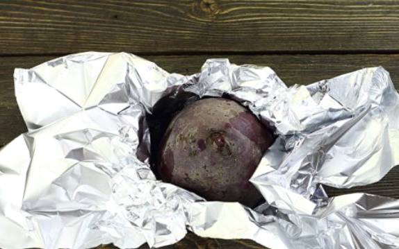 Салат «Виолетта» со свеклой и солеными огурцами
