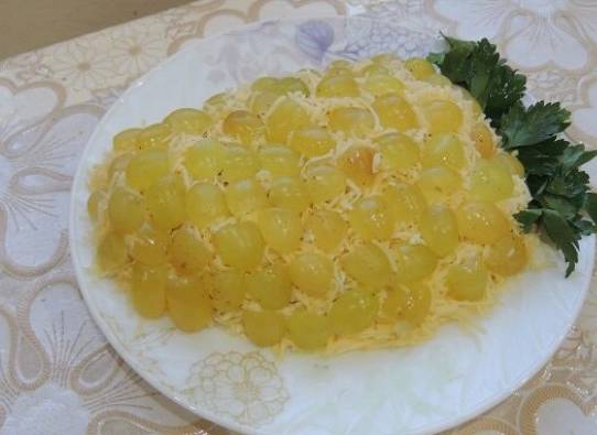 Салат «Виноградная гроздь» с курицей и грецкими орехами