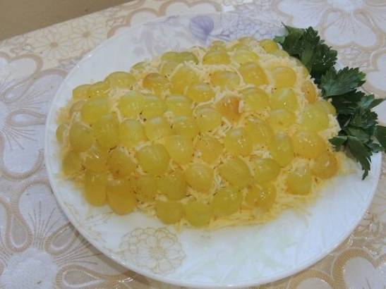 Салат «Виноградная гроздь» с курицей и грецкими орехами