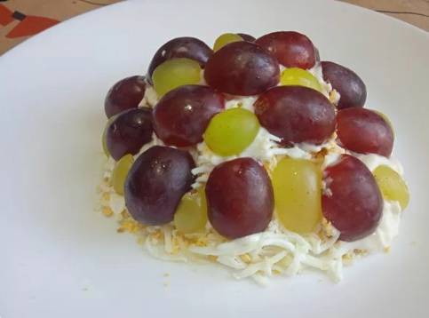 Салат «Виноградная гроздь» с копченой курицей
