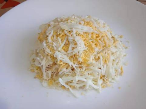 Салат «Виноградная гроздь» с копченой курицей