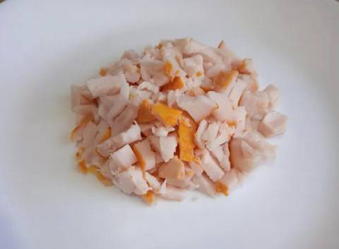 Салат «Виноградная гроздь» с копченой курицей