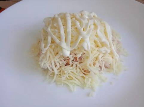 Салат «Виноградная гроздь» с копченой курицей