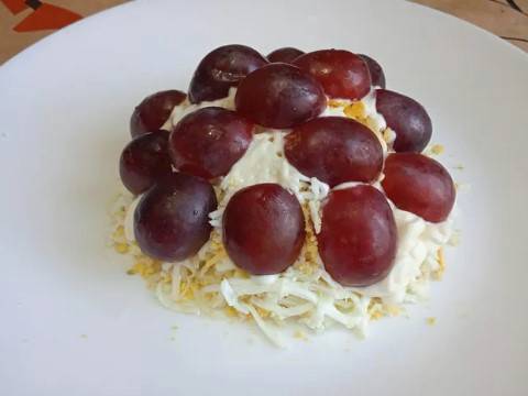 Салат «Виноградная гроздь» с копченой курицей