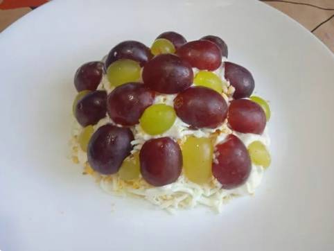 Салат «Виноградная гроздь» с копченой курицей