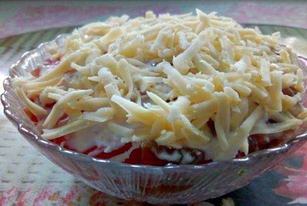 Салат «Викинг» с колбасой и помидорами
