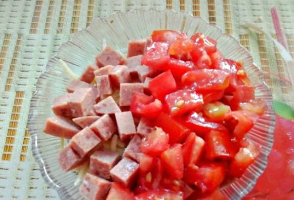 Салат «Викинг» с колбасой и помидорами