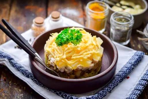 Салат «Викинг» с ананасом, курицей и шампиньонами