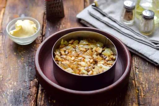 Салат «Викинг» с ананасом, курицей и шампиньонами