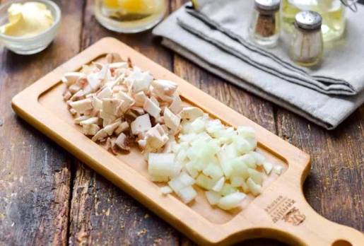Салат «Викинг» с ананасом, курицей и шампиньонами