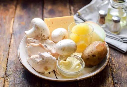 Салат «Викинг» с ананасом, курицей и шампиньонами