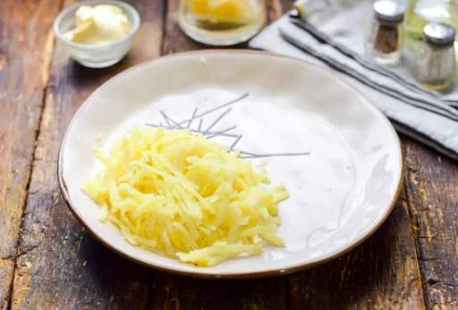 Салат «Викинг» с ананасом, курицей и шампиньонами