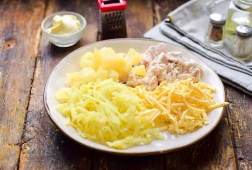 Салат «Викинг» с ананасом, курицей и шампиньонами