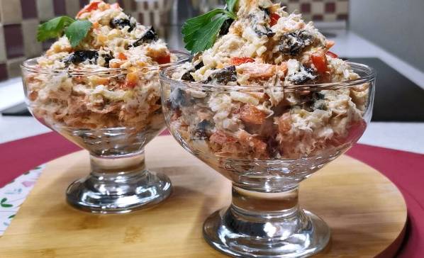 Салат «Вечерняя Москва» с корейской морковкой и черносливом