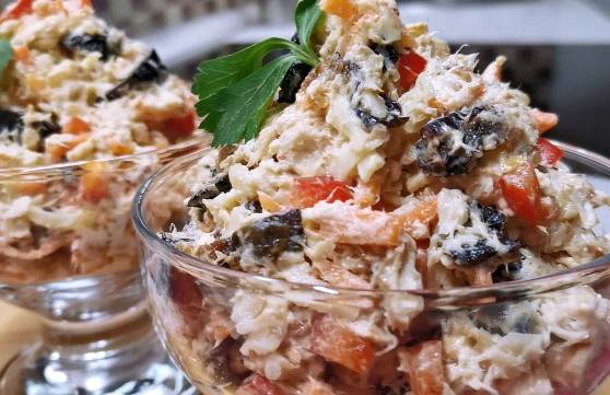 Салат «Вечерняя Москва» с корейской морковкой и черносливом