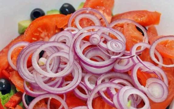 Салат из авокадо с огурцом, помидором и листовым салатом