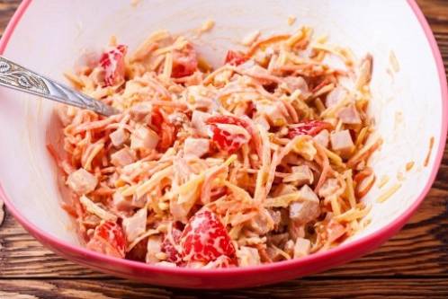 Салат «Венеция» с корейской морковью и копченой курицей