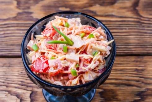 Салат «Венеция» с корейской морковью и копченой курицей
