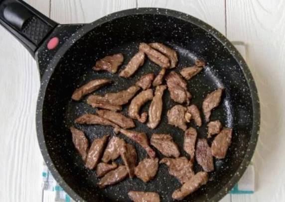 Салат «Горгона» с корейской морковкой и говядиной