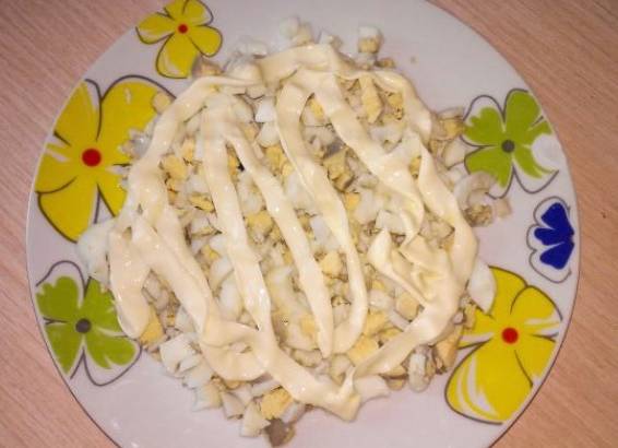 Салат «Гнездо кукушки» с копченой курицей
