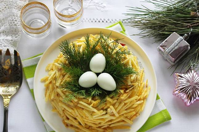 Салат «Гнездо глухаря» с чипсами