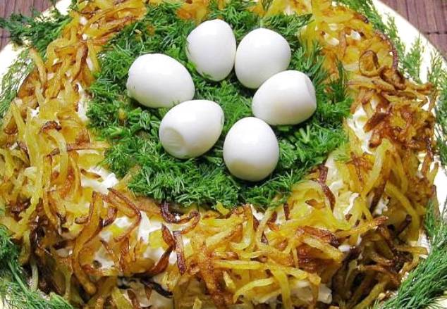 Салат «Гнездо глухаря» с солеными огурцами