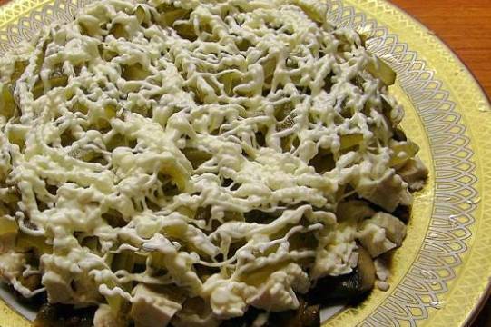 Салат «Гнездо глухаря» с солеными огурцами