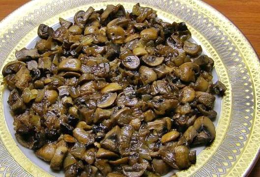 Салат «Гнездо глухаря» с солеными огурцами