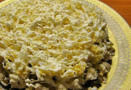 Салат «Гнездо глухаря» с солеными огурцами
