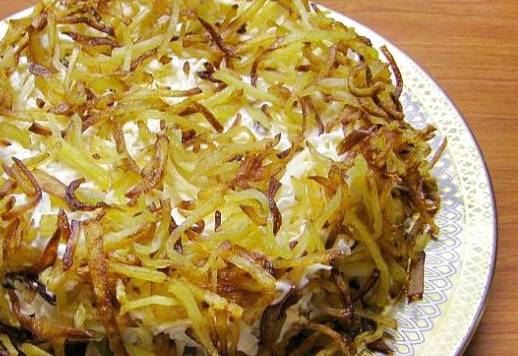 Салат «Гнездо глухаря» с солеными огурцами