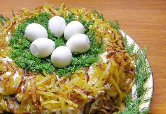 Салат «Гнездо глухаря» с солеными огурцами