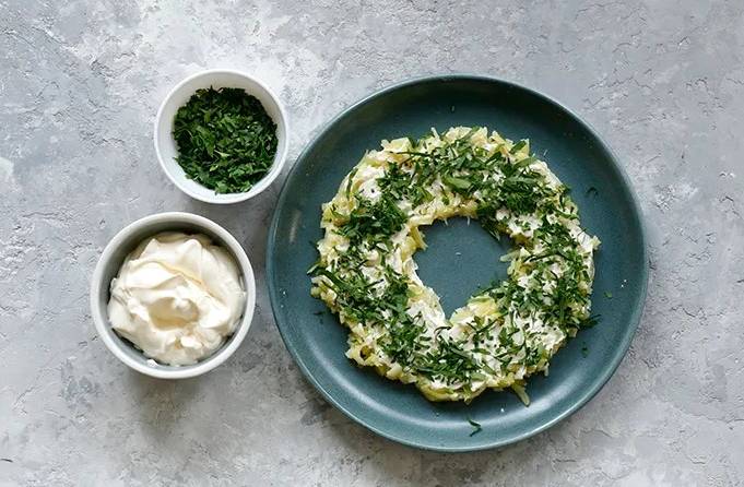 Салат «Гранатовый браслет» с курицей и грибами