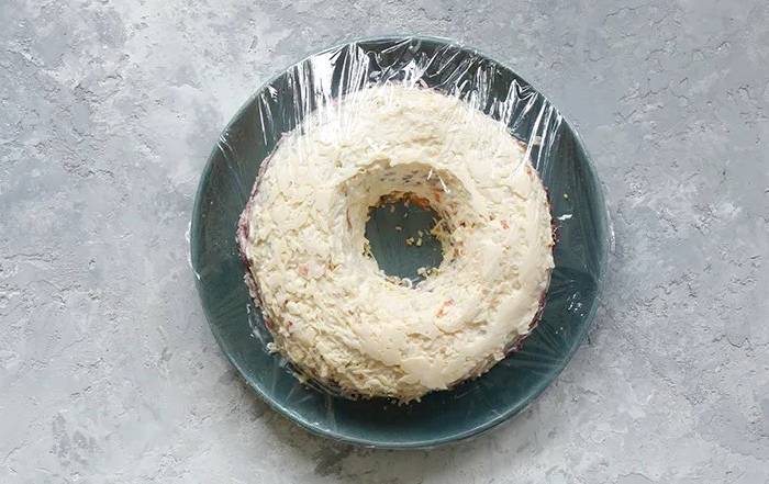 Салат «Гранатовый браслет» с курицей и грибами