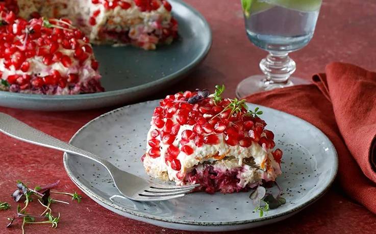 Салат «Гранатовый браслет» с курицей и грибами
