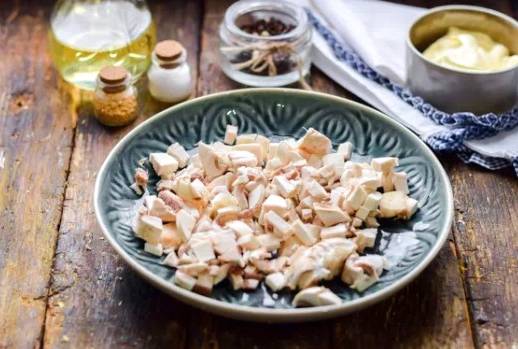 Салат «Восторг» с корейской морковью и курицей, и грибами