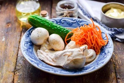 Салат «Восторг» с корейской морковью и курицей, и грибами