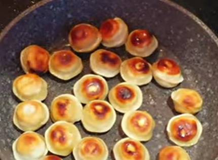 Пельмени с сыром и майонезом на сковороде