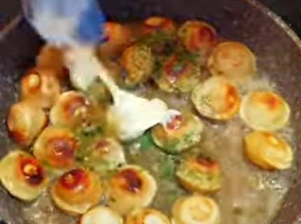 Пельмени с сыром и майонезом на сковороде