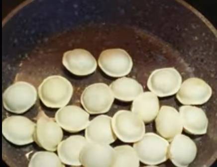 Пельмени с сыром и майонезом на сковороде
